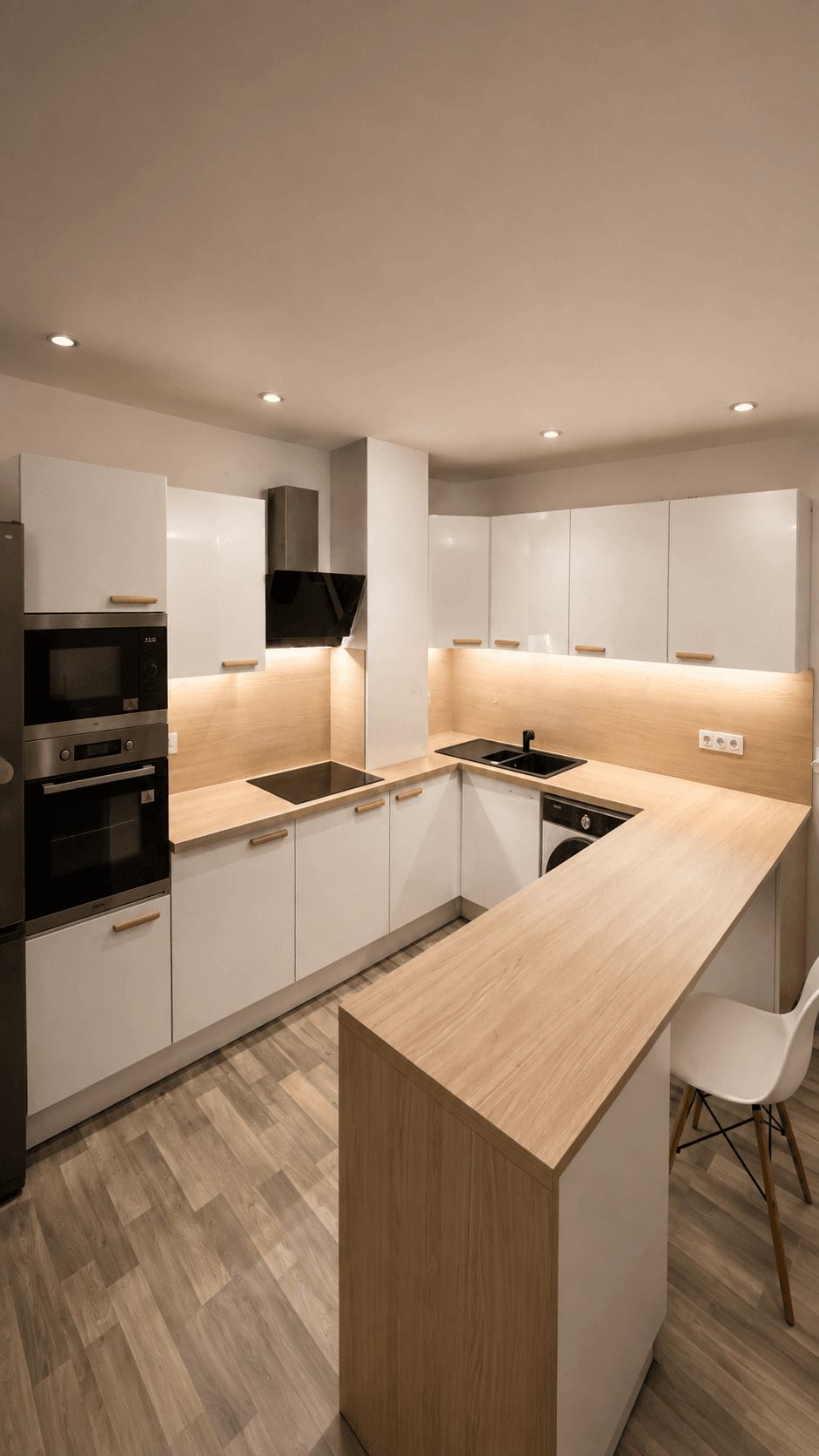 Cuisine blanche en U avec plan de travail bois