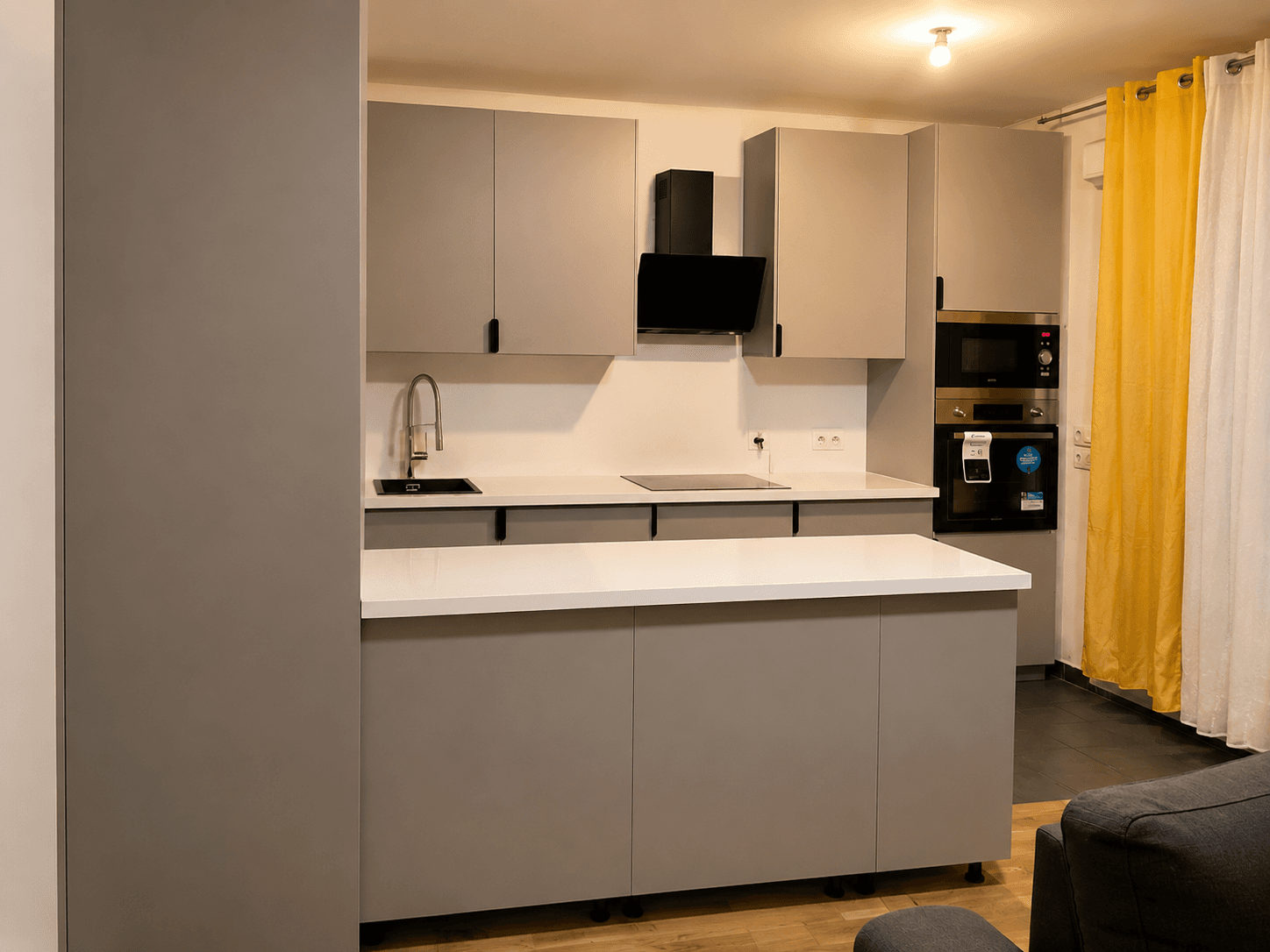 Cuisine CUILUX graphite compacte avec péninsule