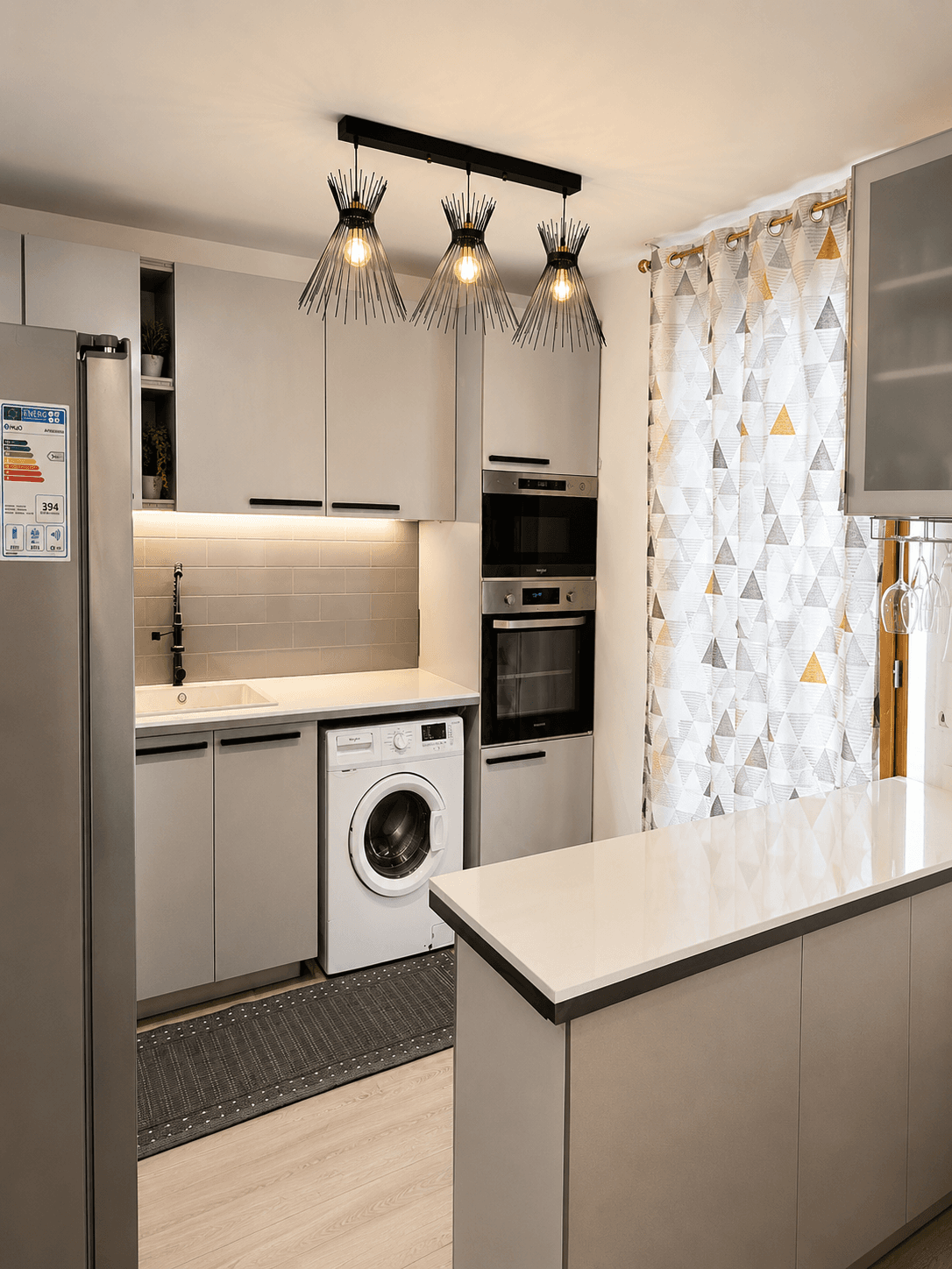 Cuisine CUILUX avec électroménager intégré et péninsule